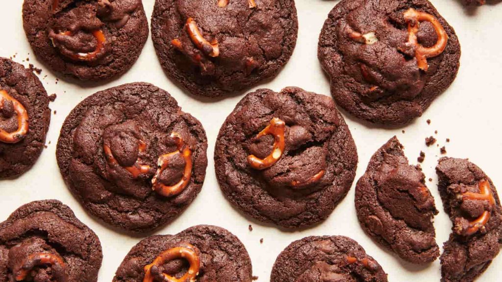 چرا ورقه نچسب برای پخت کوکی های شکلاتی مهم است؟