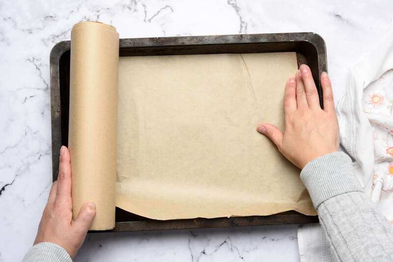 استفاده از کاغذ و توری نسوز برای جلوگیری از سوختن ته غذا در فر